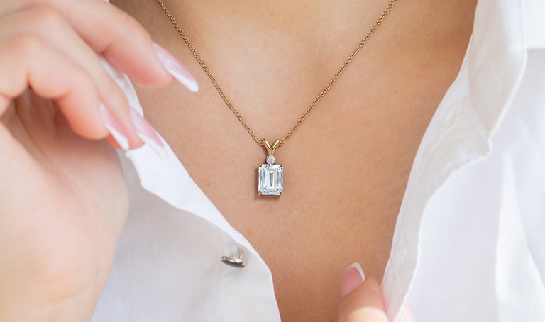 Turn Heads With 3-Carat Diamond Pendant Necklaces