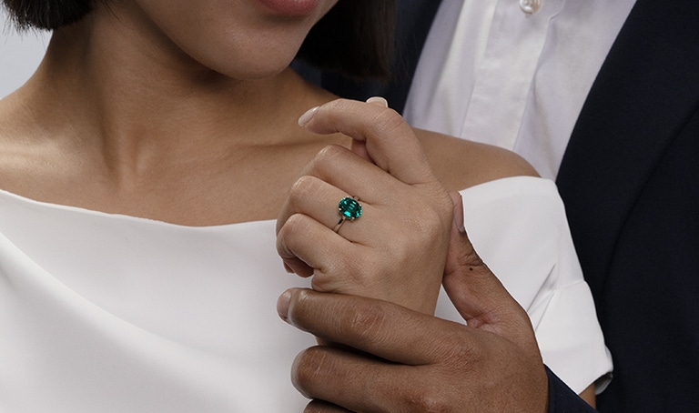 How To Pick The Perfect Emerald Size For Your Engagement Ring