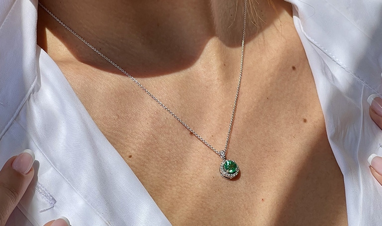 2025’s Most Timeless and Popular Emerald Pendant Styles