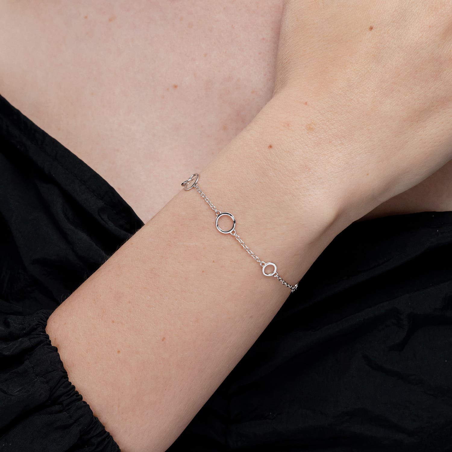 Intertwined Open Circle Link Bracelet