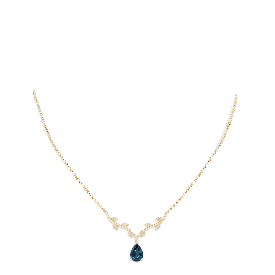 10x7mm Labgrown Pear-Shaped Lab-Grown Alexandrite Necklace with Leaf Motifs in Yellow Gold pen
