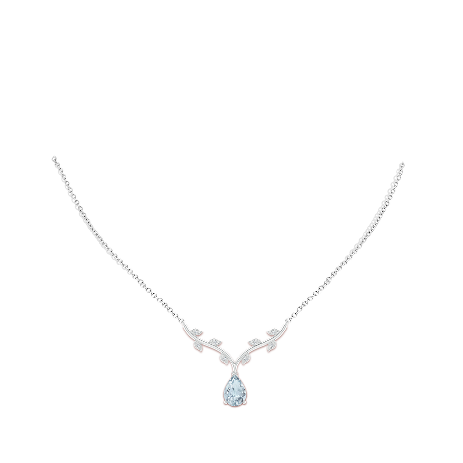 10x7mm A Pear-Shaped Aquamarine Necklace with Leaf Motifs in White Gold pen