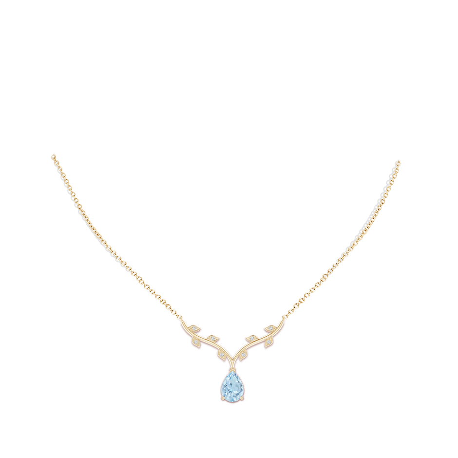 10x7mm AA Pear-Shaped Aquamarine Necklace with Leaf Motifs in Yellow Gold pen