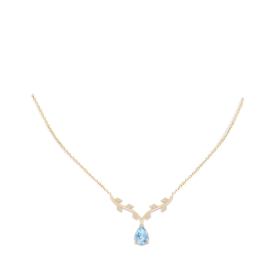 10x7mm AAA Pear-Shaped Aquamarine Necklace with Leaf Motifs in Yellow Gold pen