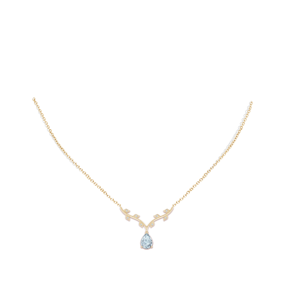 8x6mm A Pear-Shaped Aquamarine Necklace with Leaf Motifs in Yellow Gold pen