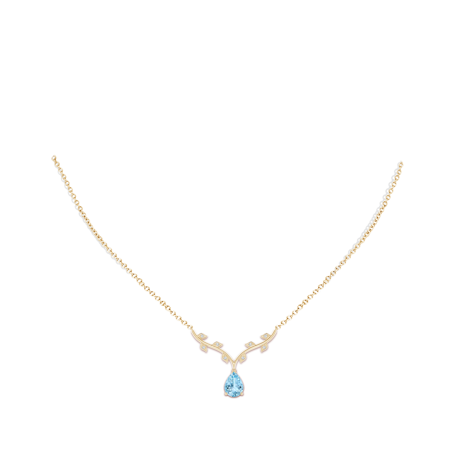 8x6mm AAAA Pear-Shaped Aquamarine Necklace with Leaf Motifs in Yellow Gold pen