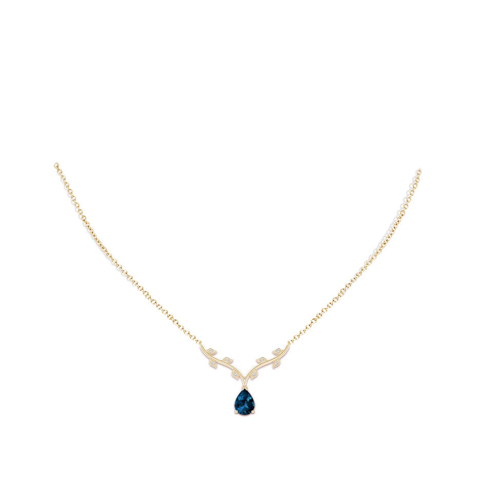 8x6mm AAAA Pear-Shaped London Blue Topaz Necklace with Leaf Motifs in Yellow Gold pen