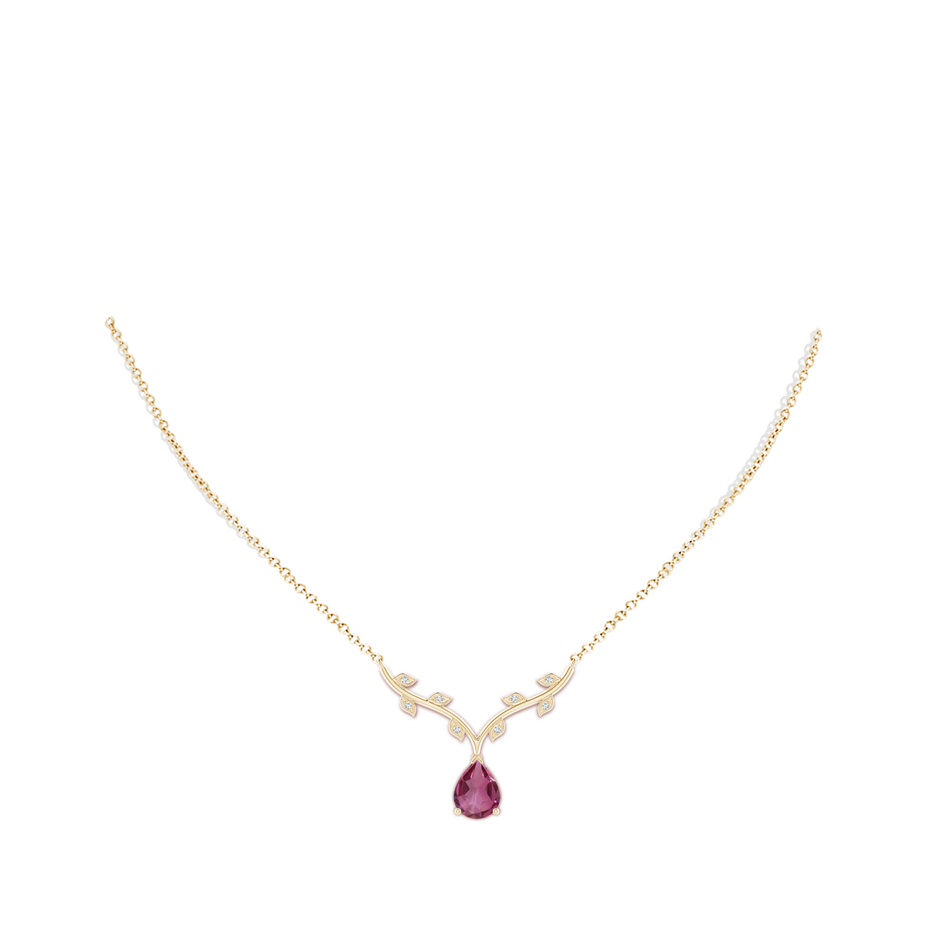 9x6mm AAAA Pear-Shaped Pink Tourmaline Necklace with Leaf Motifs in Yellow Gold body-neck