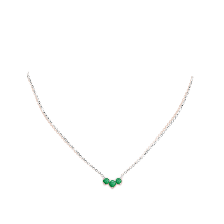 5mm A Classic Trio Round Emerald Necklace in White Gold pen