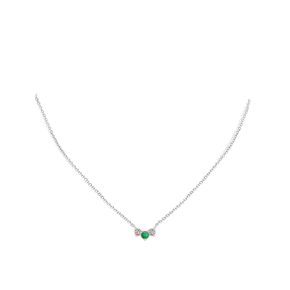 4mm A Classic Emerald and Diamond Necklace in White Gold pen