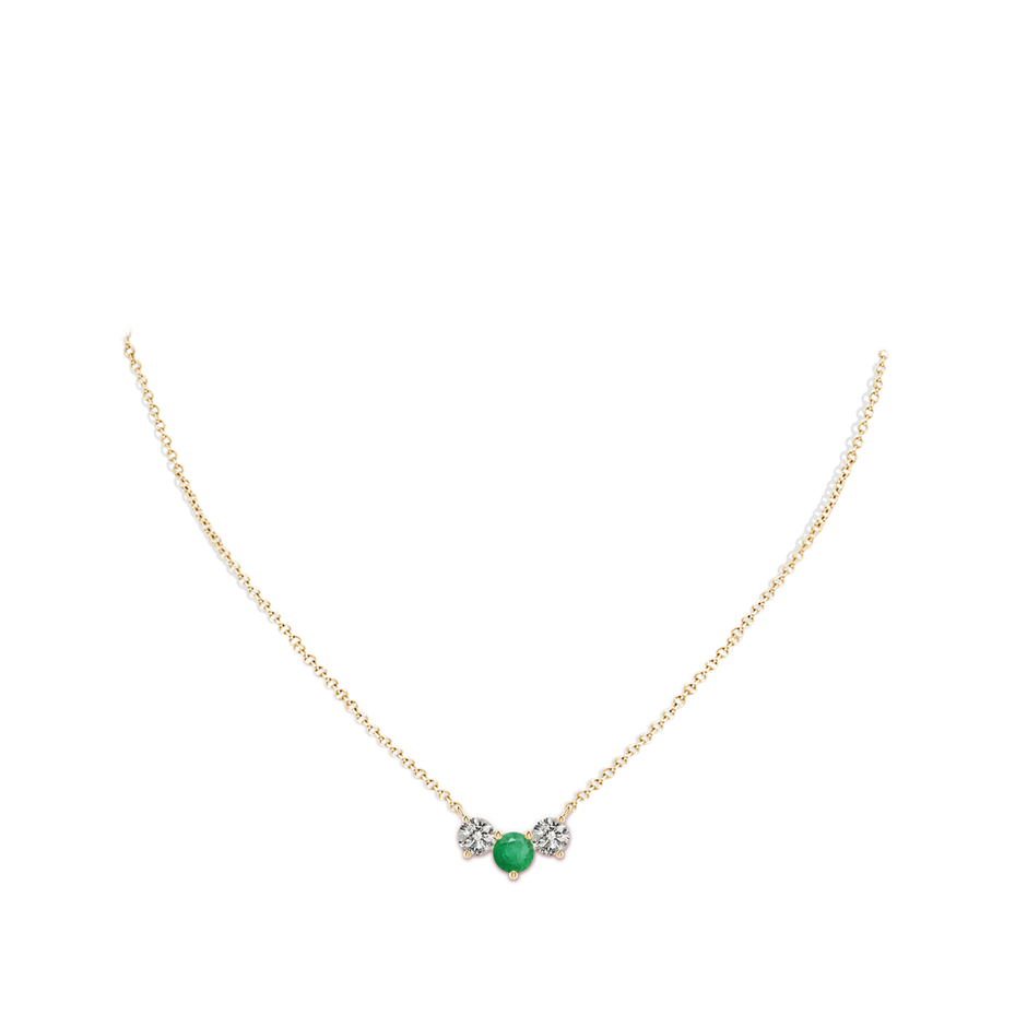6mm A Classic Emerald and Diamond Necklace in Yellow Gold pen