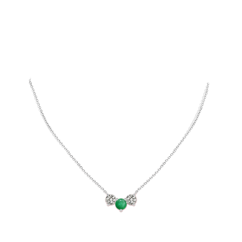 7mm A Classic Emerald and Diamond Necklace in White Gold pen