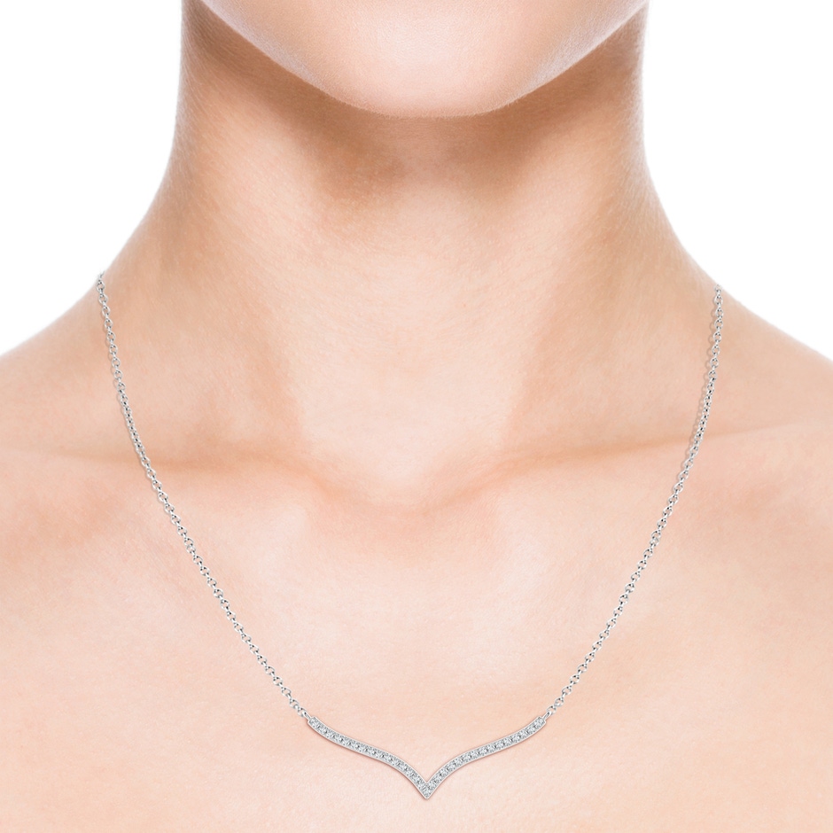 1.4mm GVS2 Prong-Set Diamond Curved Necklace in White Gold body-neck