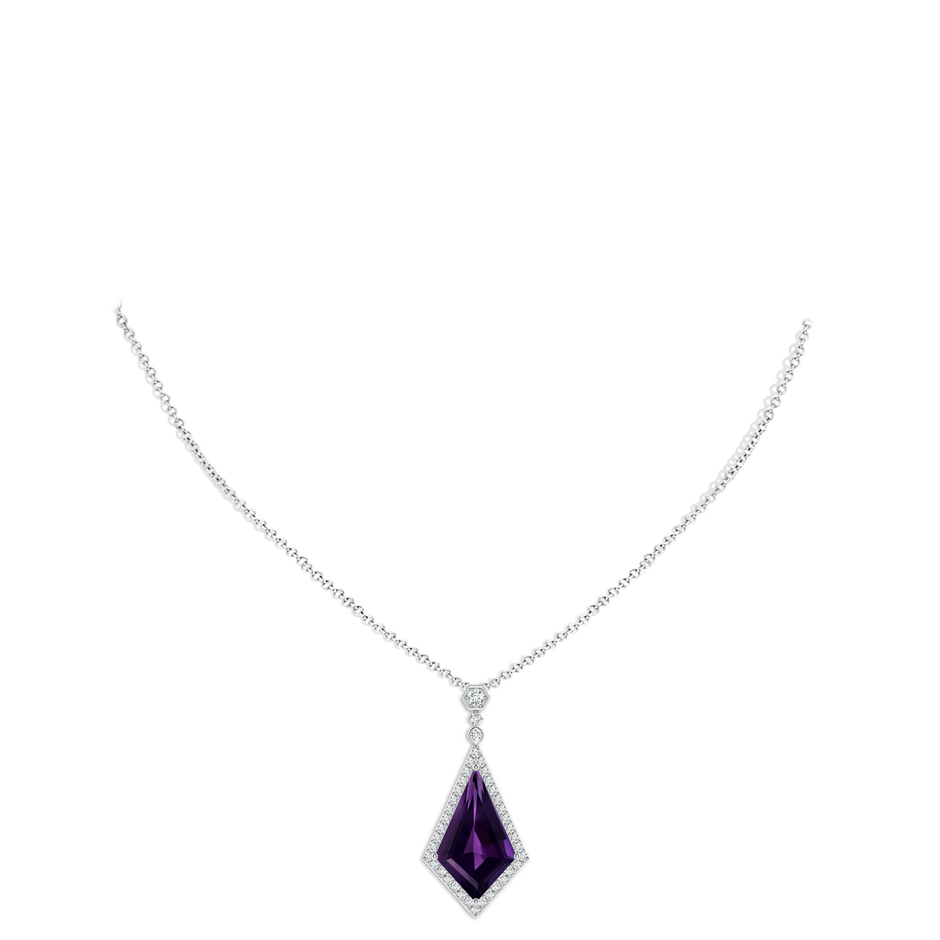 23.10x14.03x8.59mm AAAA GIA Certified Moroccan Style Kite-Shaped Amethyst Pendant in White Gold pen