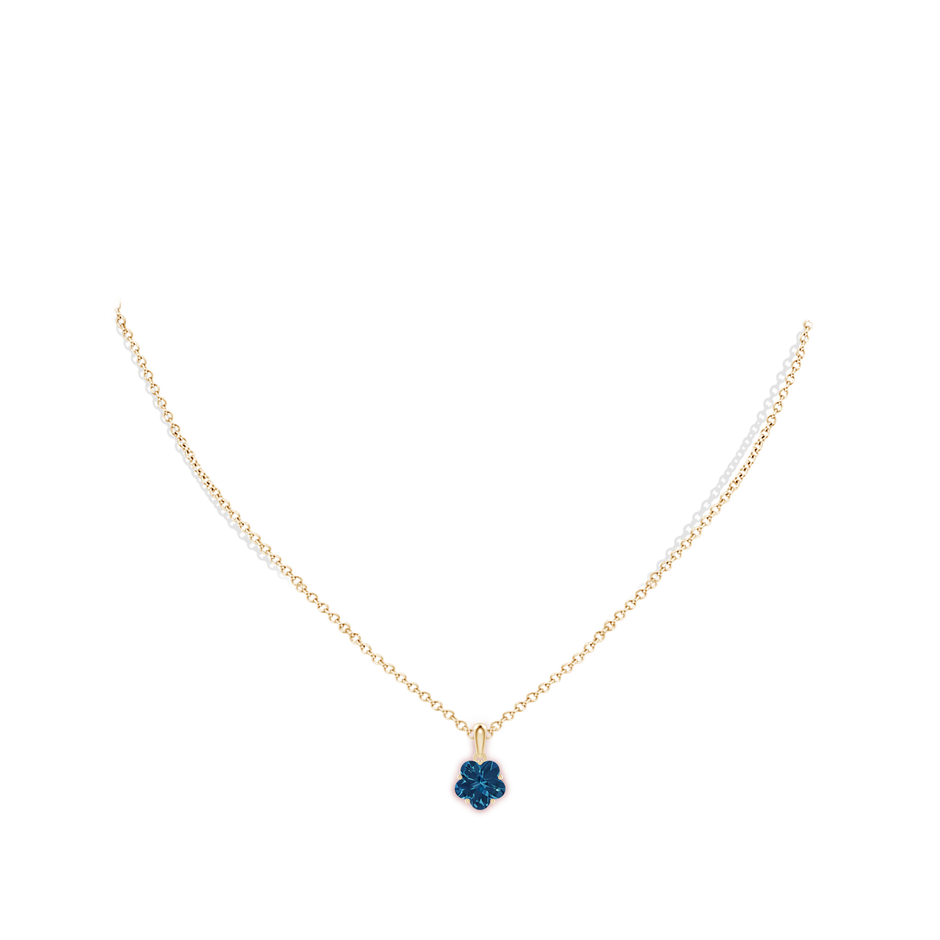 8mm AAAA Classic Five-Petal Flower London Blue Topaz Pendant in Yellow Gold body-neck