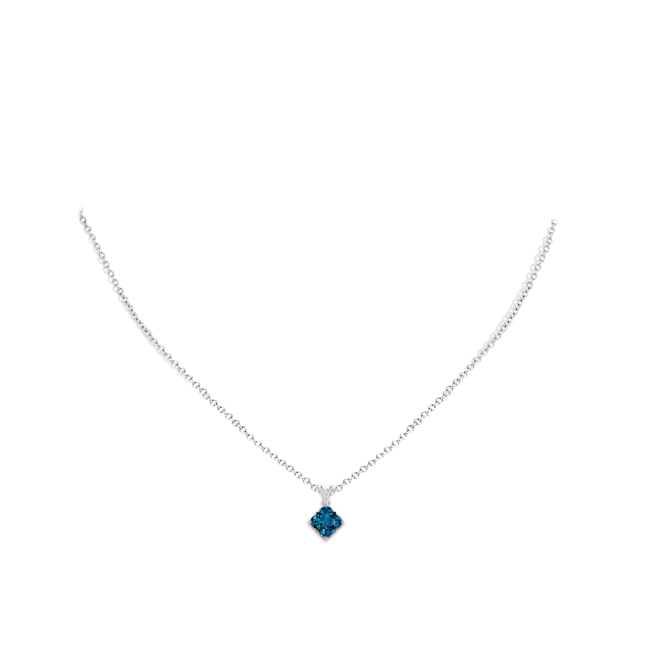 7mm AAAA Solitaire Clover-Shaped London Blue Topaz V-Bale Pendant in White Gold body-neck