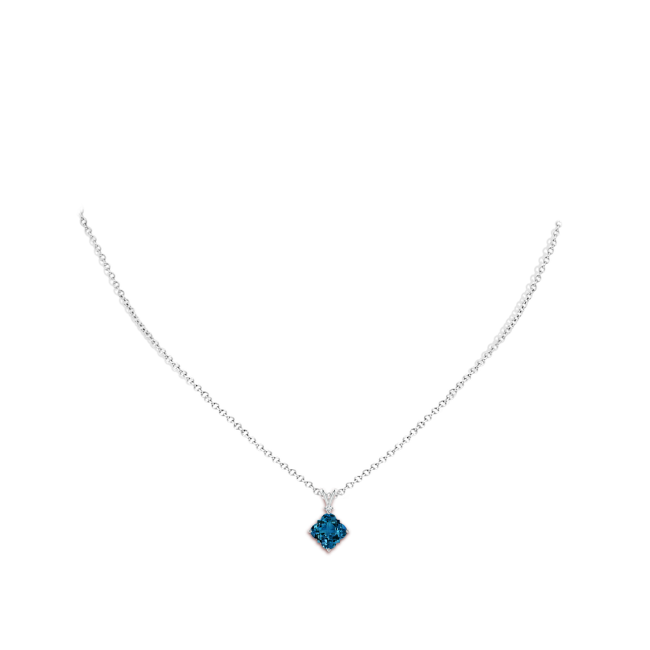 8mm AAAA Solitaire Clover-Shaped London Blue Topaz V-Bale Pendant in White Gold body-neck