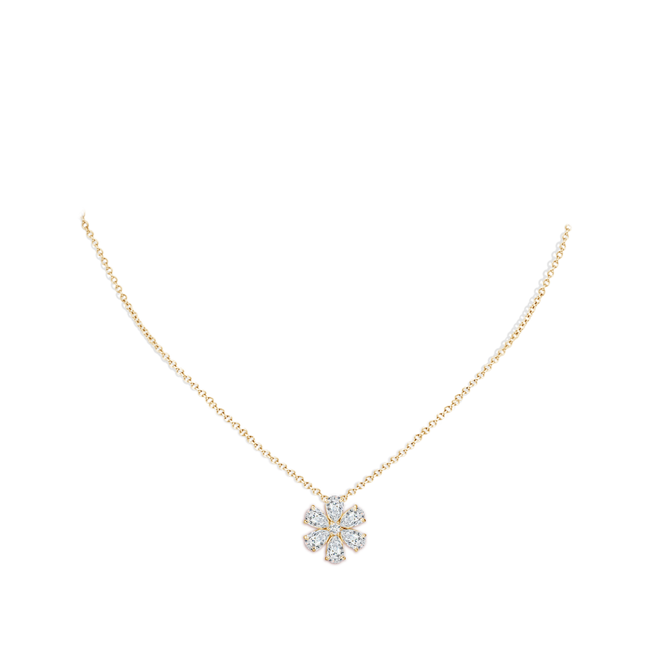 6x4mm FGVS Pear Lab-Grown Diamond Flower Clustre Pendant in Yellow Gold pen