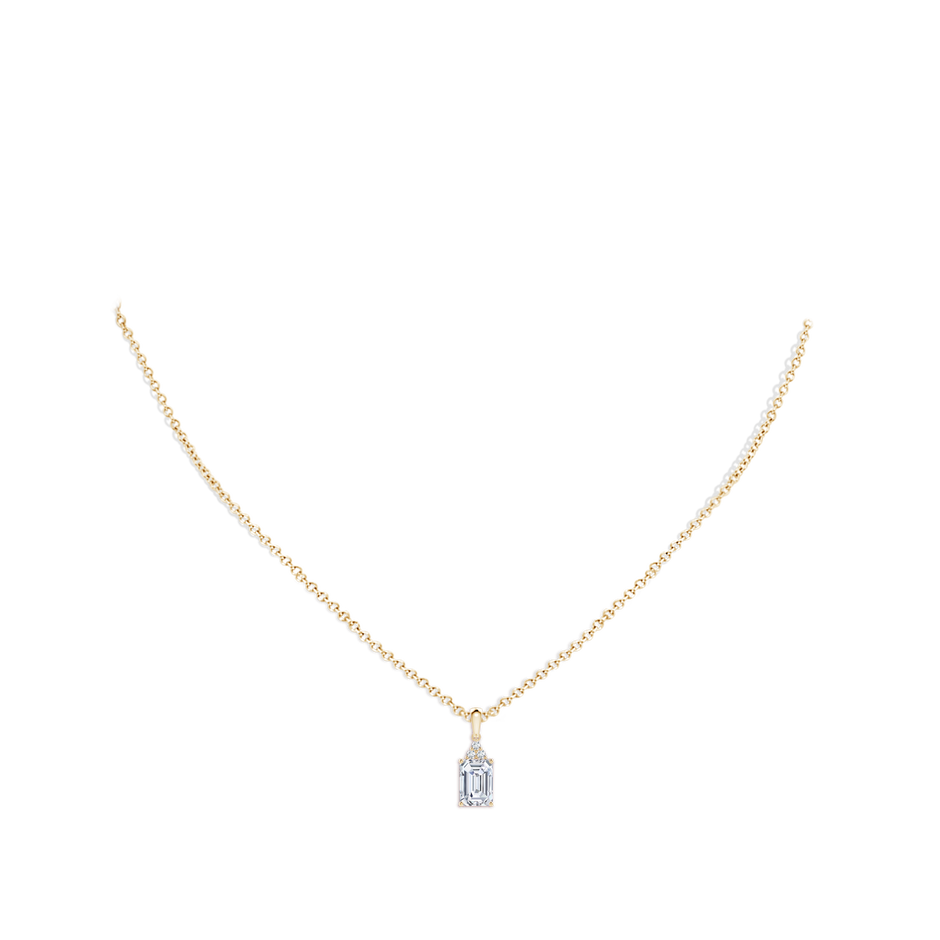 7x5mm FGVS Lab-Grown Emerald-Cut Diamond Pendant with Diamond Trio in Yellow Gold pen
