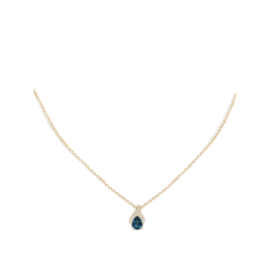 8x6mm Labgrown Solitaire Pear-Shaped Lab-Grown Alexandrite Flame Pendant in Yellow Gold pen