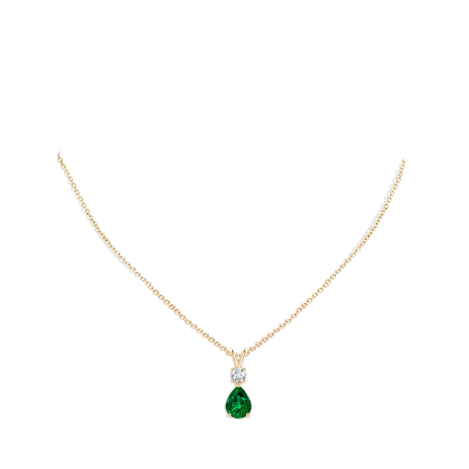 9x7mm Labgrown Lab-Grown Pear-Shaped Emerald V-Bale Pendant in Yellow Gold pen