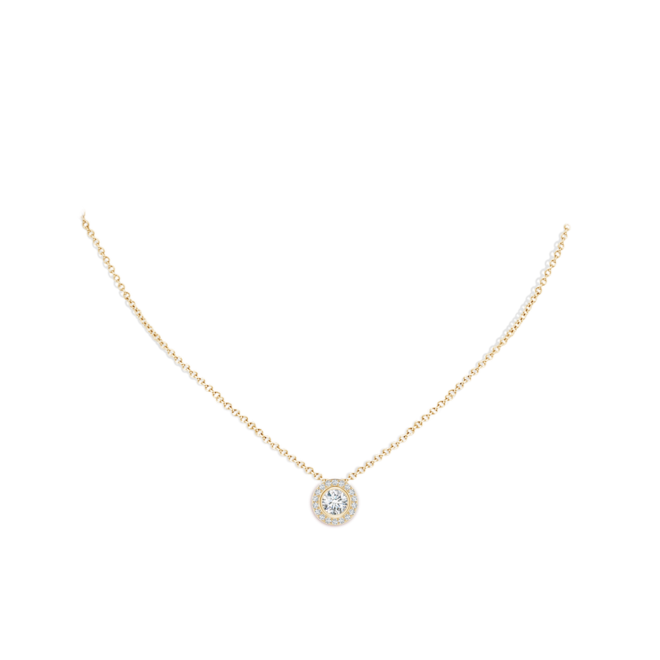 6mm FGVS Round Bezel-Set Lab-Grown Diamond Pendant with Halo in Yellow Gold pen