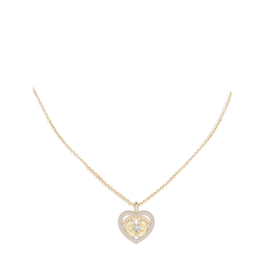 4.3mm FGVS Lab-Grown Diamond Heart & Baby Feet Pendant in Yellow Gold pen