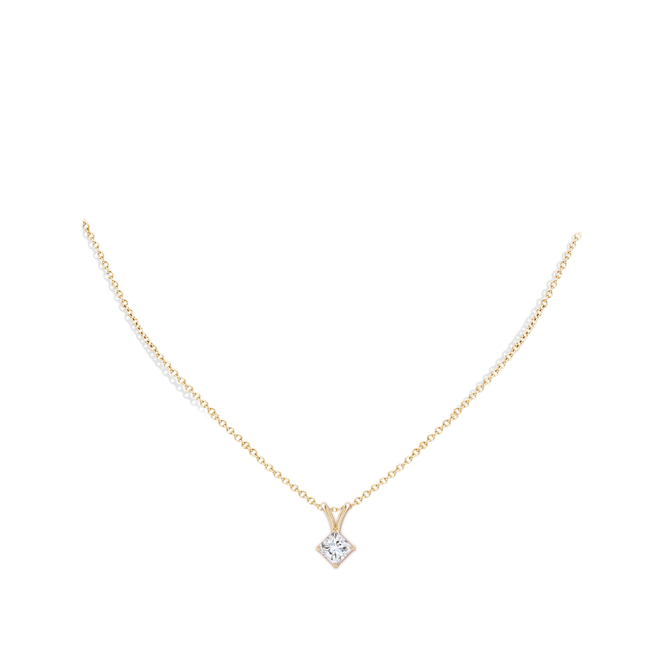 6.8mm FGVS Lab-Grown Prong-Set Princess-Cut Diamond Solitaire V-Bale Pendant in Yellow Gold pen