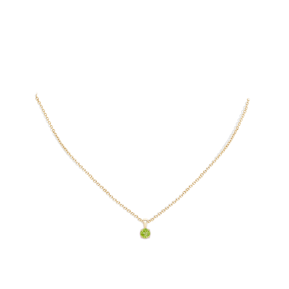 5mm AA Classic Prong-Set Round Peridot Solitaire Pendant in Yellow Gold pen