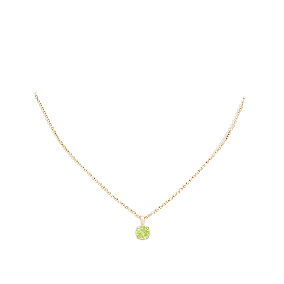 7mm A Classic Prong-Set Round Peridot Solitaire Pendant in Yellow Gold pen