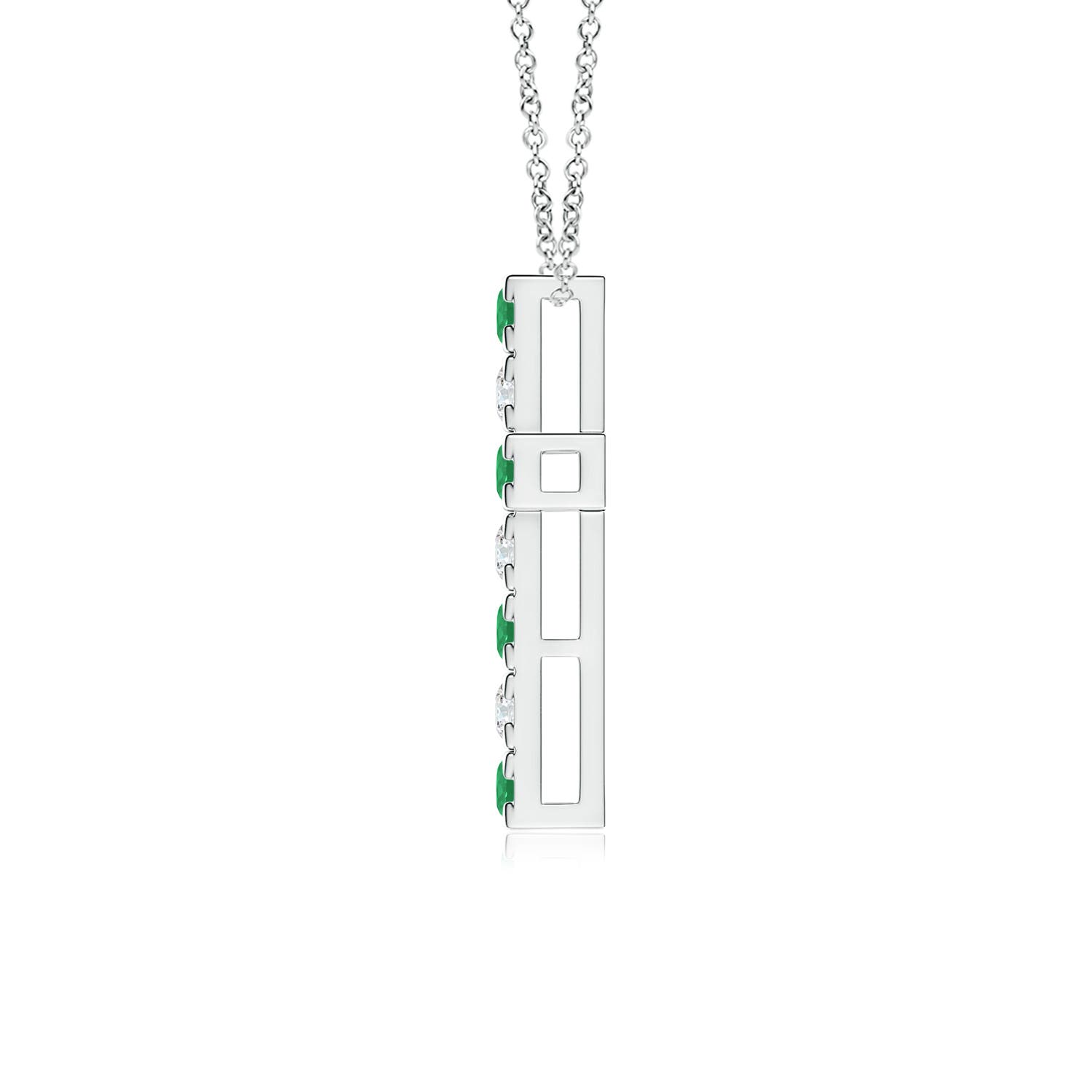 A - Emerald / 0.72 CT / 14 KT White Gold