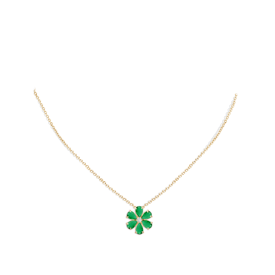 6x4mm AA Emerald Flower Clustre Pendant with Diamond in Yellow Gold pen