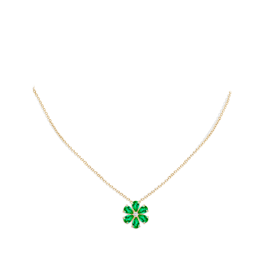 6x4mm AAA Emerald Flower Clustre Pendant with Diamond in Yellow Gold pen