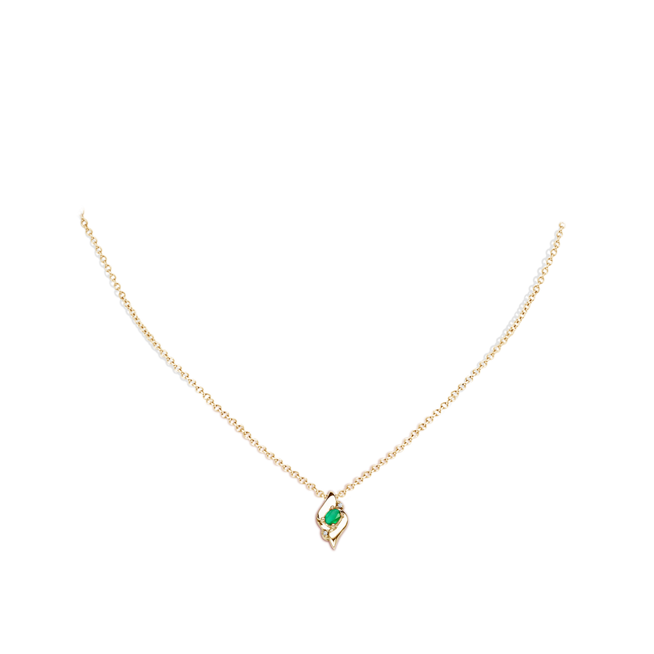4x3mm A Shell Style Oval Emerald and Diamond Pendant in 9K Yellow Gold pen