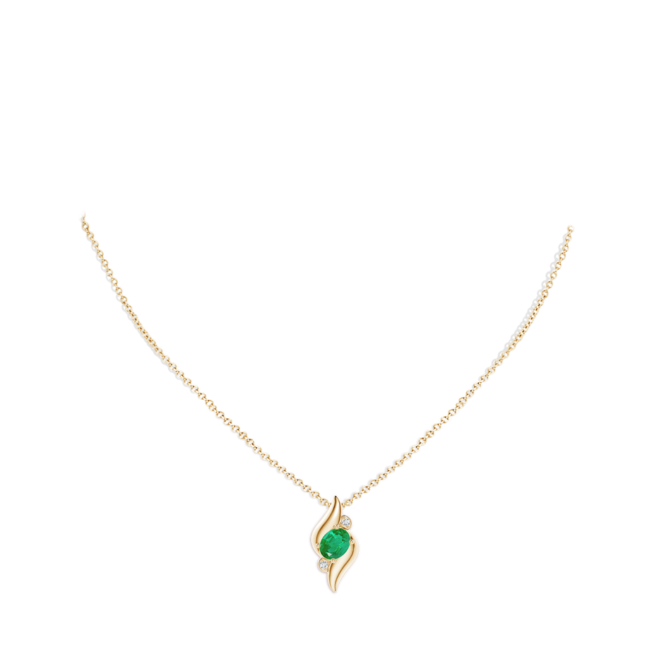 8x6mm AA Shell Style Oval Emerald and Diamond Pendant in Yellow Gold pen