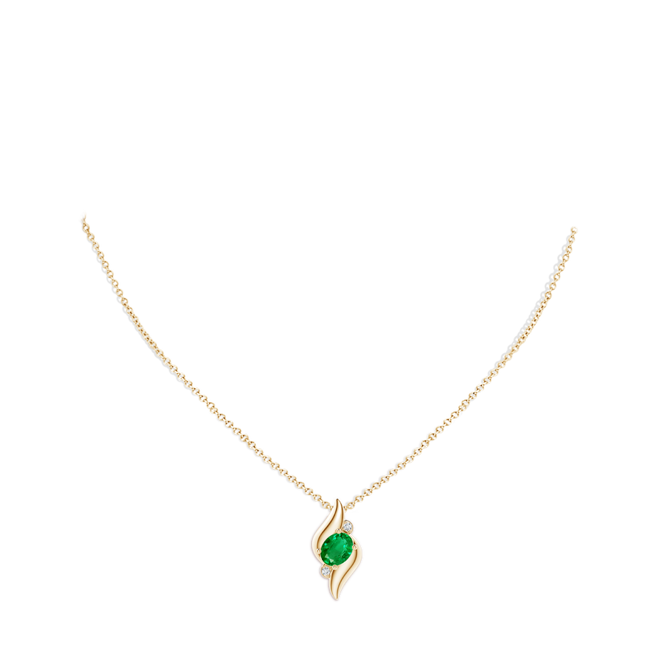 9x7mm AAA Shell Style Oval Emerald and Diamond Pendant in Yellow Gold pen