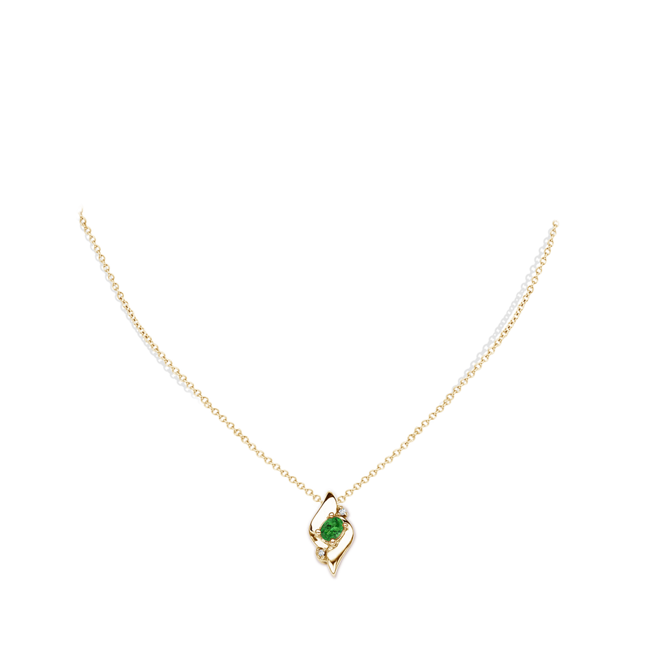 4x3mm AAAA Shell Style Oval Tsavorite and Diamond Pendant in 18K Yellow Gold pen
