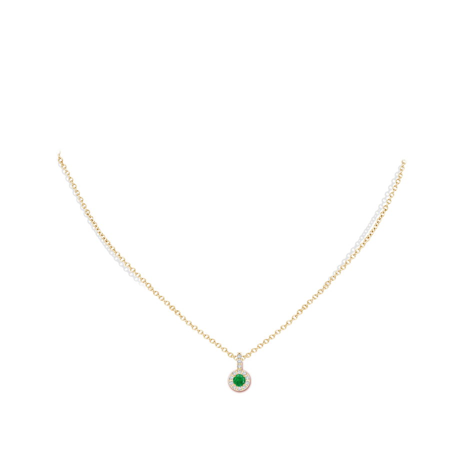 4mm AA Emerald Pendant with Bar-Set Diamond Halo in Yellow Gold pen