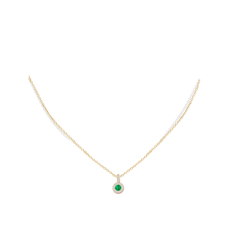 4mm AAA Emerald Pendant with Bar-Set Diamond Halo in Yellow Gold pen