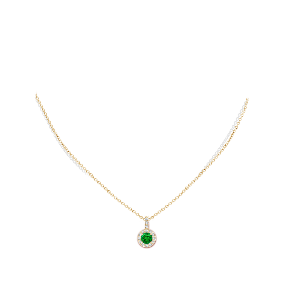 6mm AAAA Emerald Pendant with Bar-Set Diamond Halo in Yellow Gold body-neck