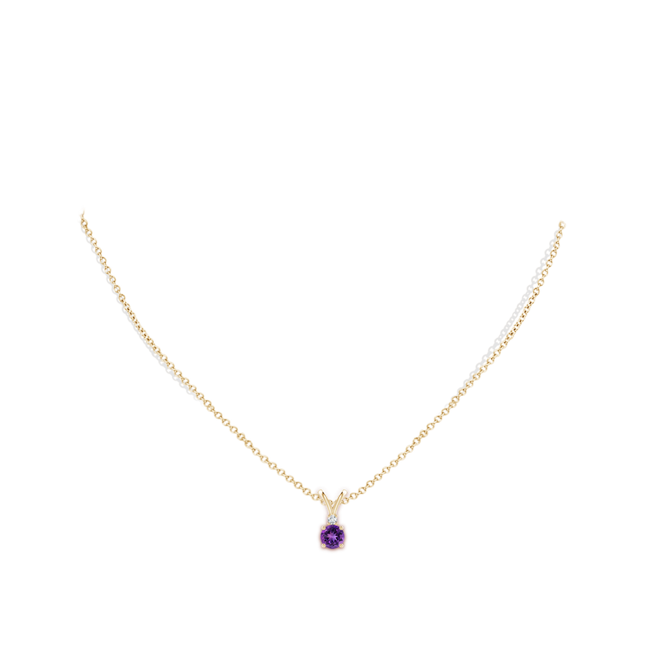 5mm AAAA Round Amethyst Solitaire V-Bale Pendant with Diamond in Yellow Gold pen