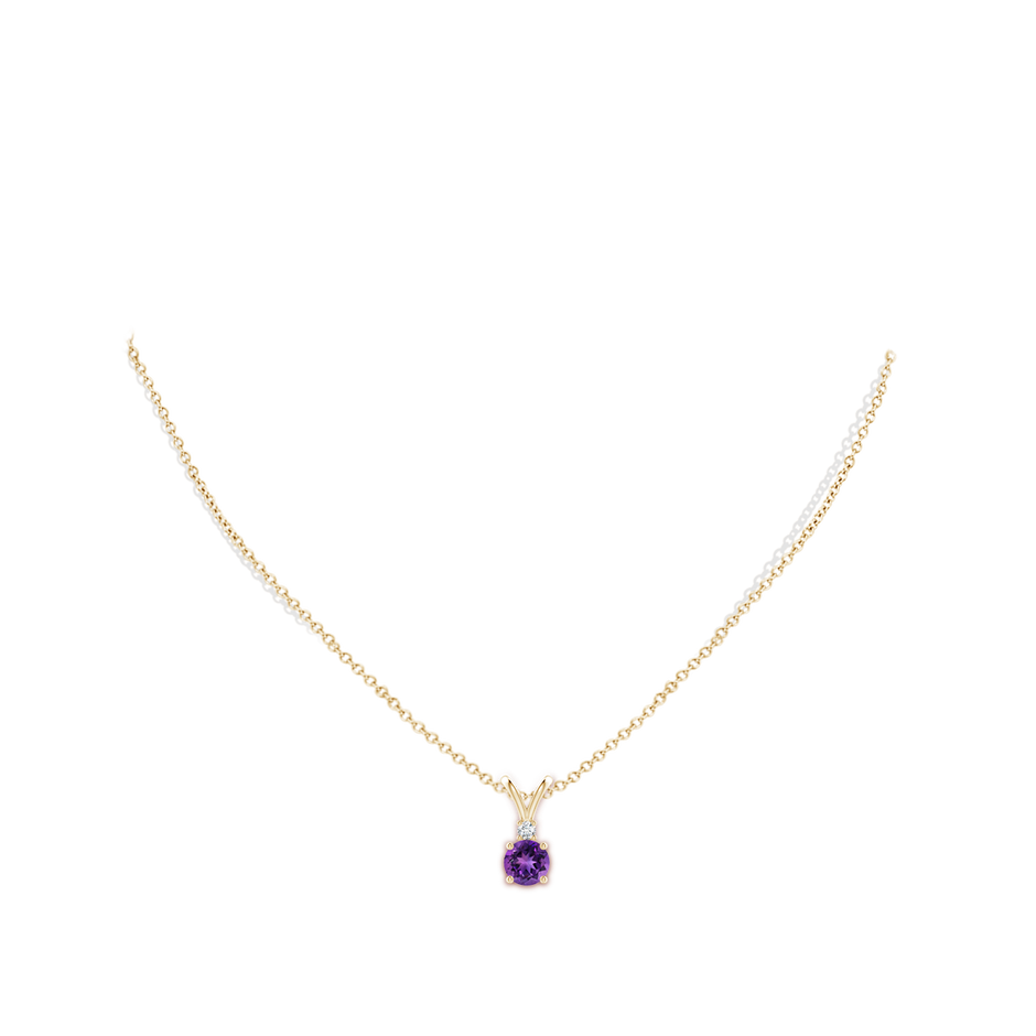 6mm AAAA Round Amethyst Solitaire V-Bale Pendant with Diamond in Yellow Gold pen