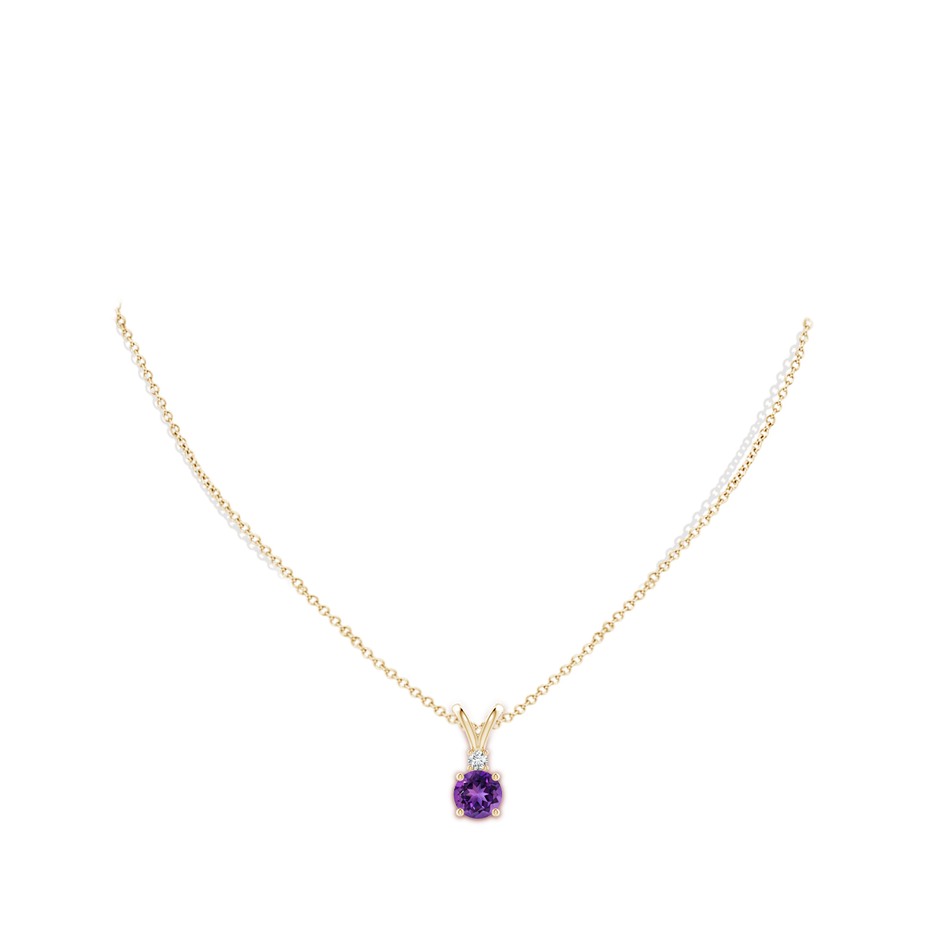7mm AAAA Round Amethyst Solitaire V-Bale Pendant with Diamond in Yellow Gold pen