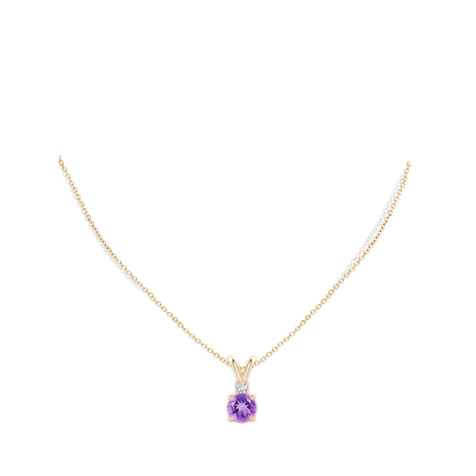 8mm A Round Amethyst Solitaire V-Bale Pendant with Diamond in Yellow Gold pen
