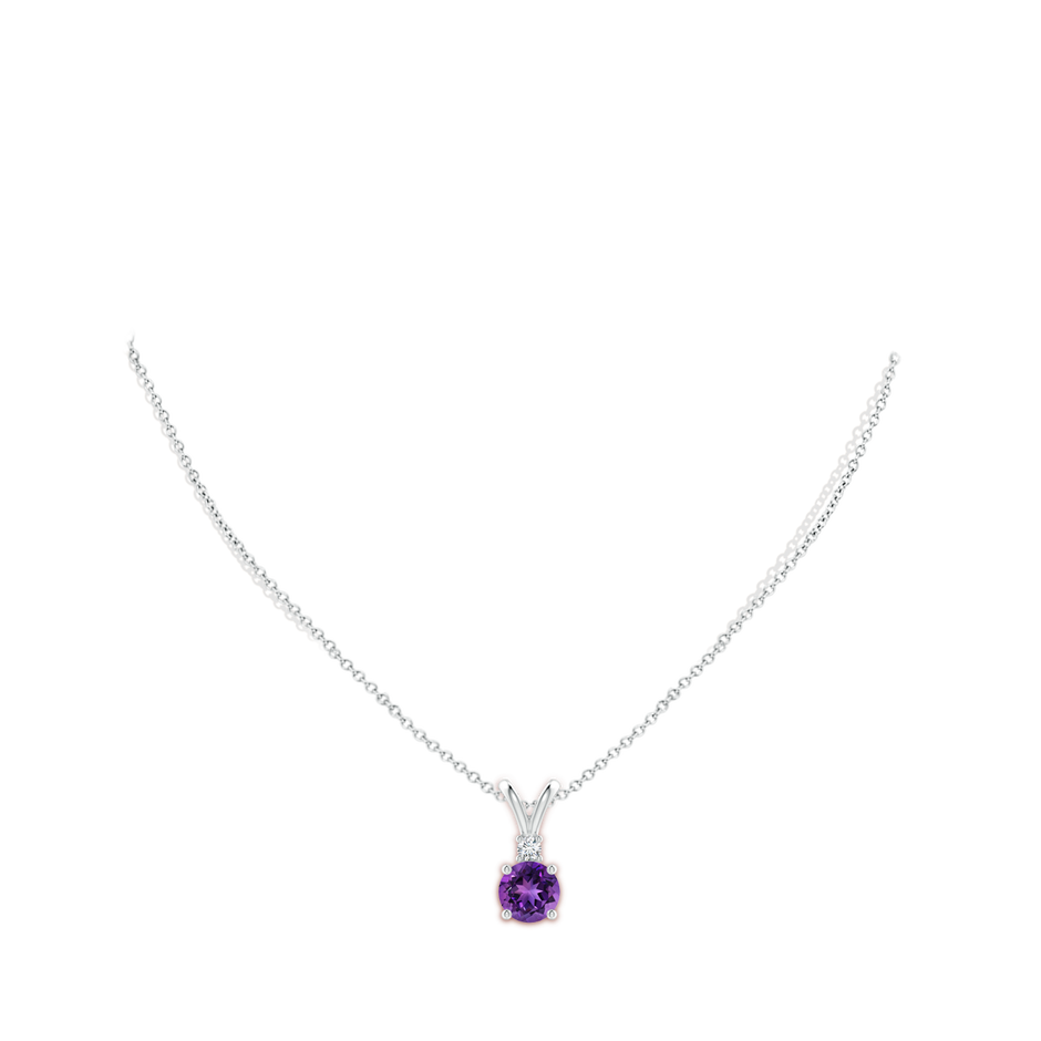 8mm AAAA Round Amethyst Solitaire V-Bale Pendant with Diamond in White Gold pen
