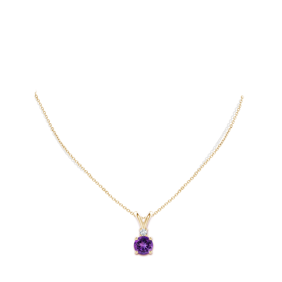 9mm AAAA Round Amethyst Solitaire V-Bale Pendant with Diamond in Yellow Gold pen