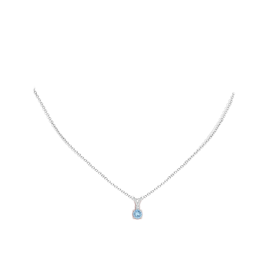 5mm AAA Round Aquamarine Solitaire V-Bale Pendant with Diamond in White Gold pen