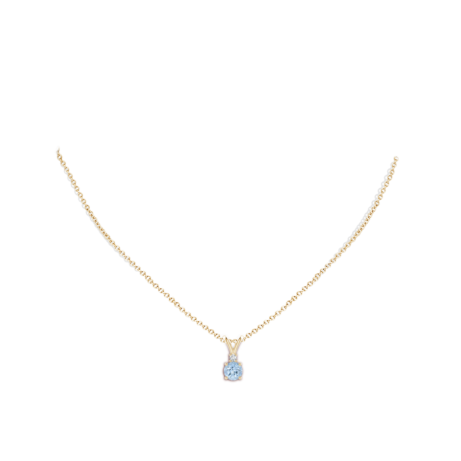 6mm AA Round Aquamarine Solitaire V-Bale Pendant with Diamond in Yellow Gold pen
