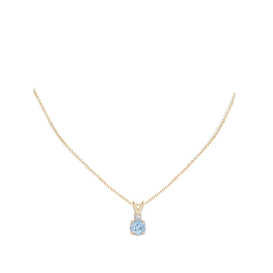 8mm AA Round Aquamarine Solitaire V-Bale Pendant with Diamond in Yellow Gold pen