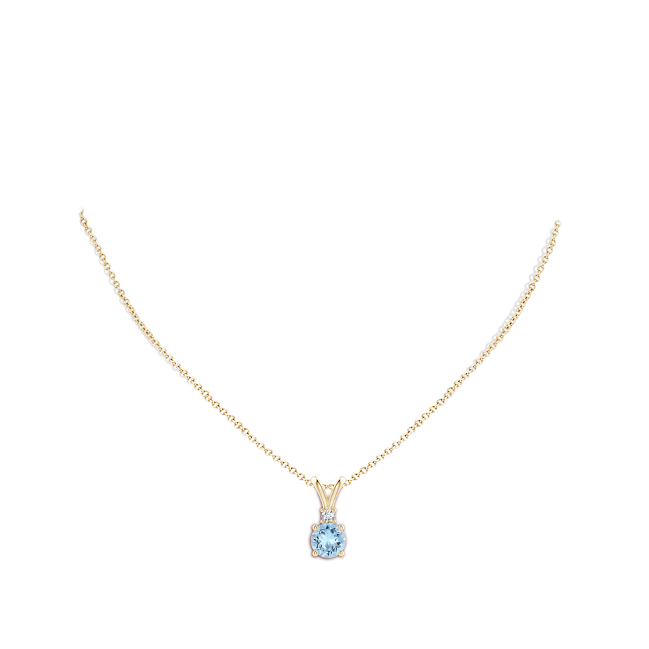 8mm AAA Round Aquamarine Solitaire V-Bale Pendant with Diamond in Yellow Gold pen